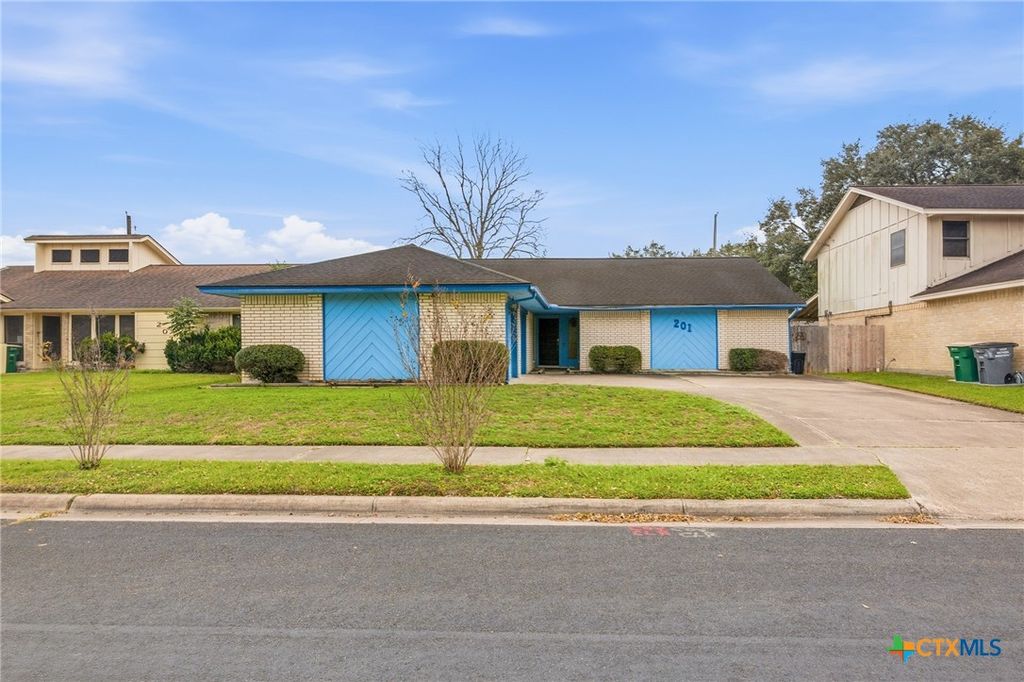 201 Laguna Drive, Victoria, TX 77904