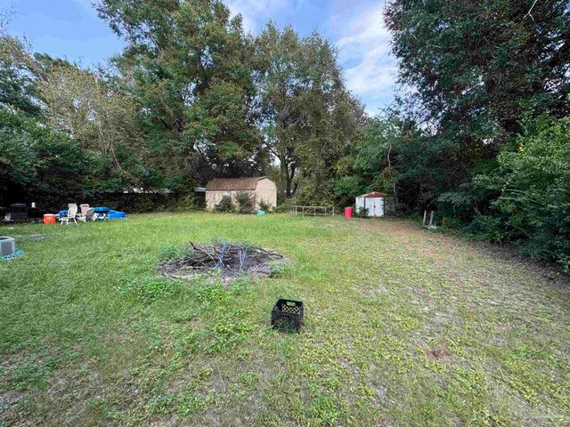 5758 Hickory St, Milton, FL 32570