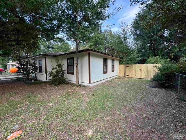 5758 Hickory St, Milton, FL 32570