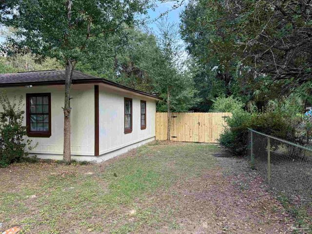 5758 Hickory St, Milton, FL 32570