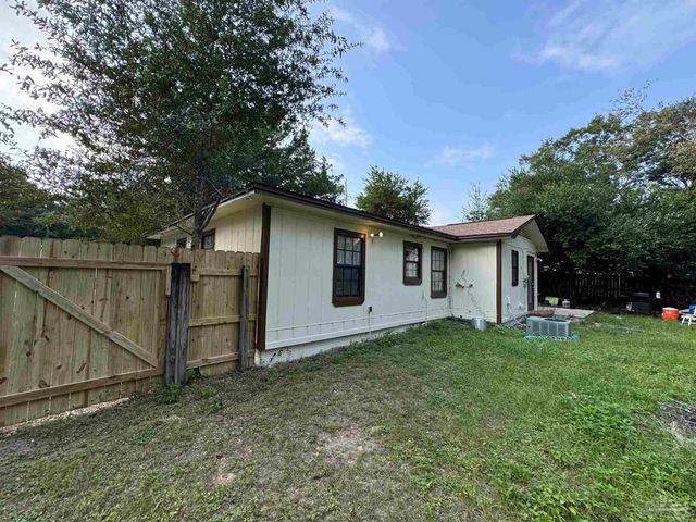 5758 Hickory St, Milton, FL 32570