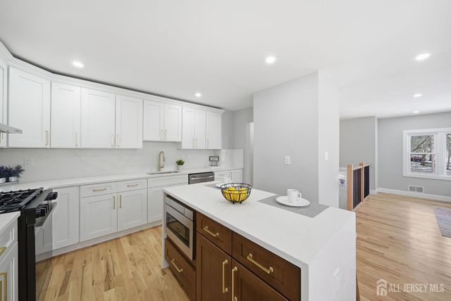 12 Thornton Lane, Piscataway, NJ 08854