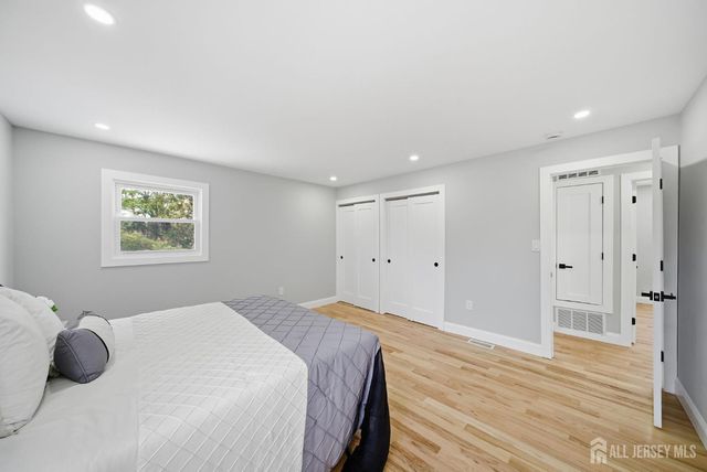 12 Thornton Lane, Piscataway, NJ 08854