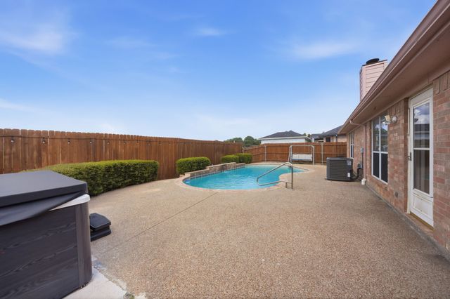 1912 Lennox Lane, Arlington, TX 76018