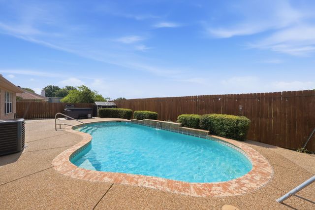 1912 Lennox Lane, Arlington, TX 76018