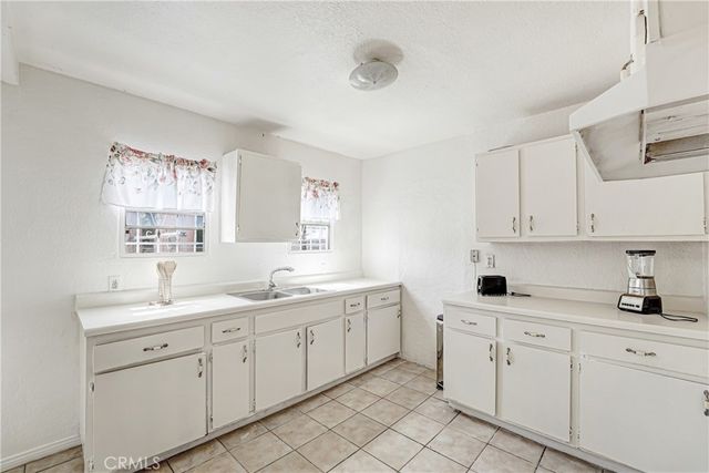 9027 Menlo, Los Angeles, CA 90044