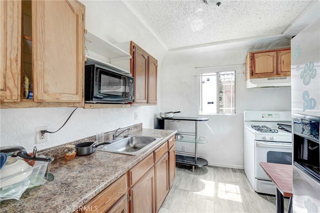 9027 Menlo, Los Angeles, CA 90044