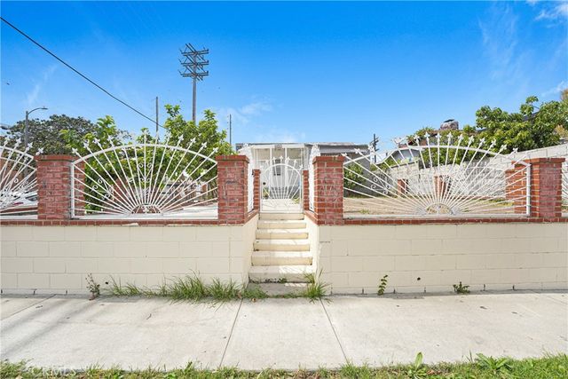 9027 Menlo, Los Angeles, CA 90044