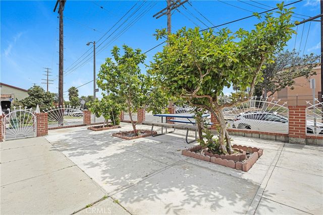 9027 Menlo, Los Angeles, CA 90044