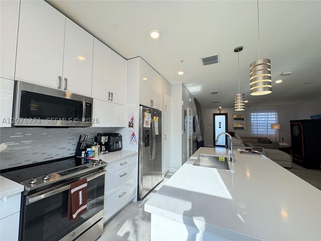10413 NW 82nd St 3, Doral, FL 33178