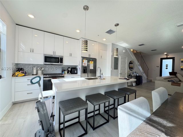 10413 NW 82nd St 3, Doral, FL 33178