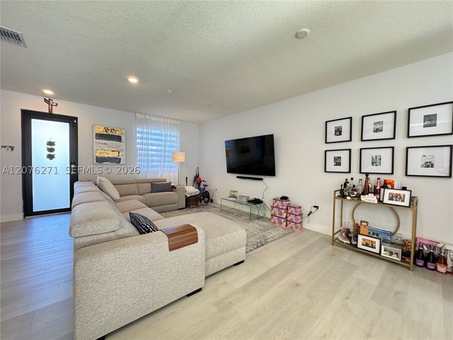 10413 NW 82nd St 3, Doral, FL 33178