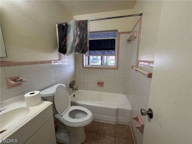 4902 Victoria DR 1, Cape Coral, FL 33904