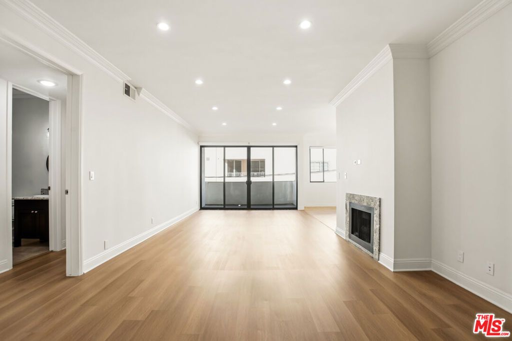 430 MAPLE Drive 204, Beverly Hills, CA 90210