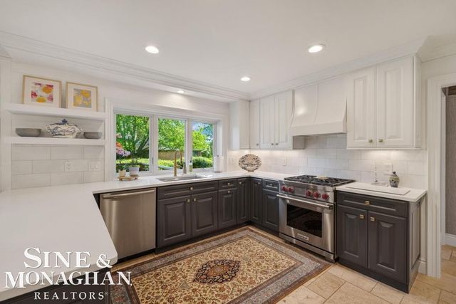 22 Windemere Place, Grosse Pointe Farms, MI 48236