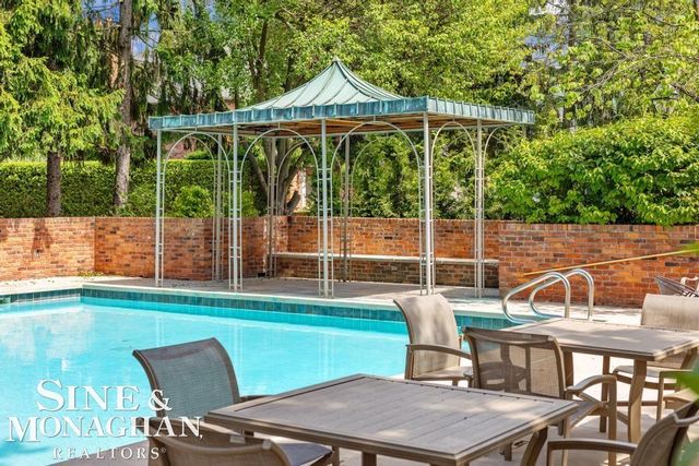 22 Windemere Place, Grosse Pointe Farms, MI 48236