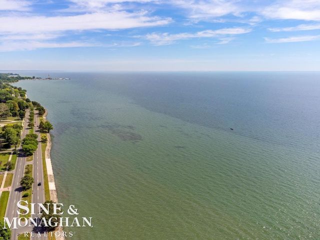 22 Windemere Place, Grosse Pointe Farms, MI 48236