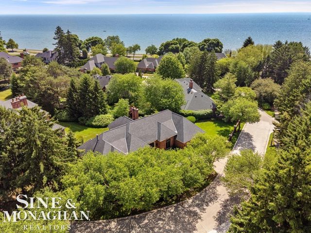 22 Windemere Place, Grosse Pointe Farms, MI 48236