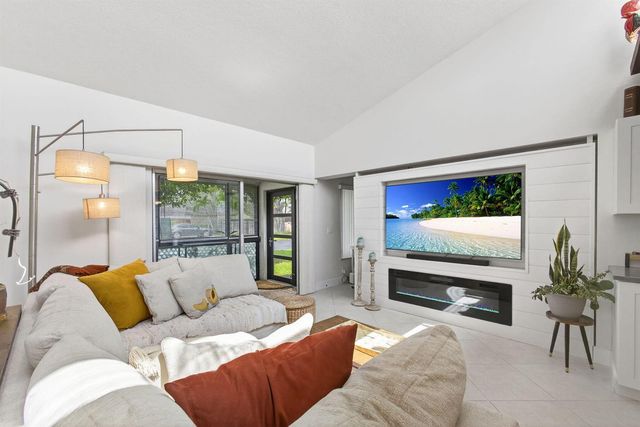 2532 S Boundbrook Dr S 102, Palm Springs, FL 33406