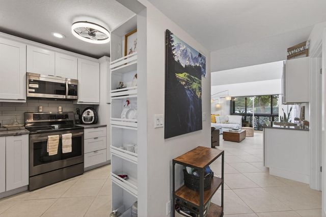 2532 S Boundbrook Dr S 102, Palm Springs, FL 33406