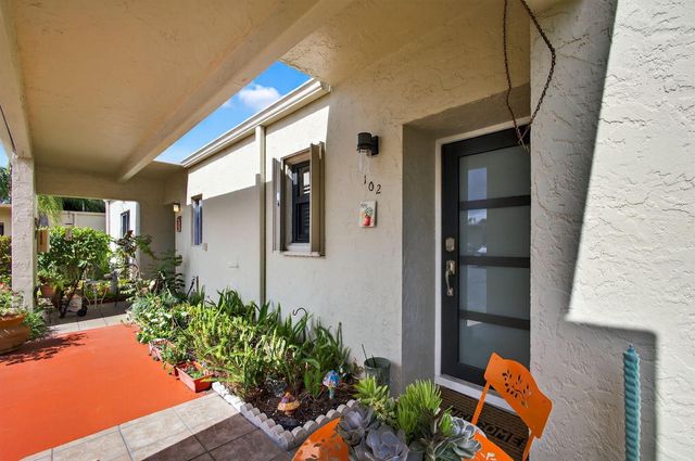2532 S Boundbrook Dr S 102, Palm Springs, FL 33406