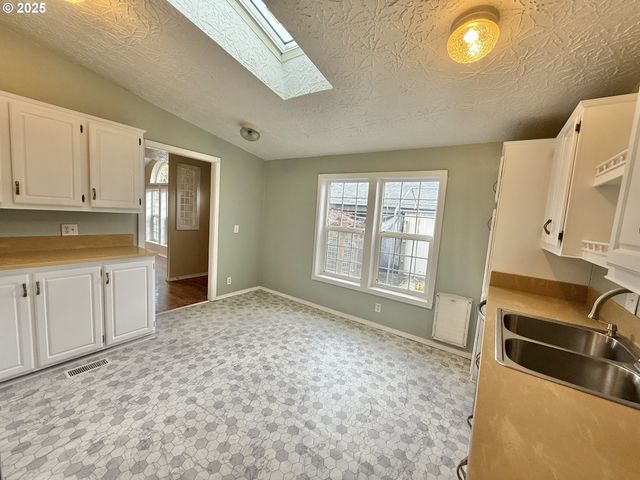 1282 E 3RD St 37, Lafayette, OR 97127