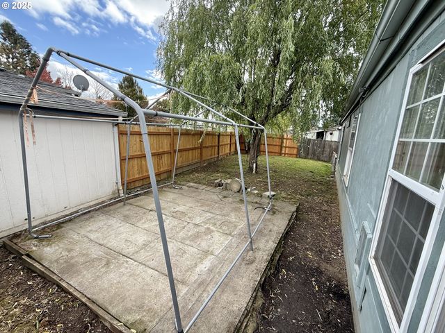 1282 E 3RD St 37, Lafayette, OR 97127