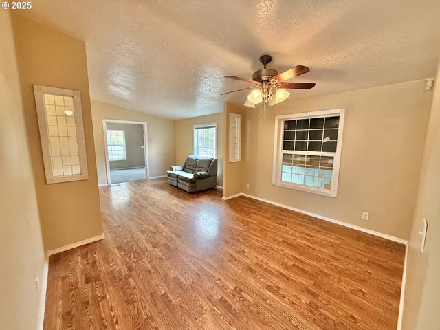 1282 E 3RD St 37, Lafayette, OR 97127