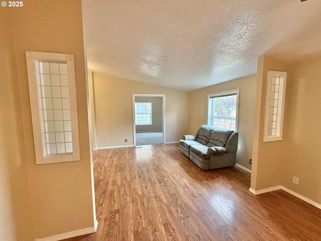 1282 E 3RD St 37, Lafayette, OR 97127