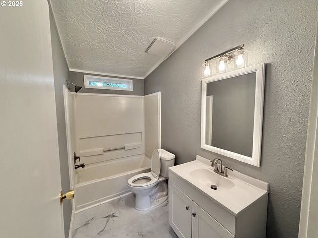 1282 E 3RD St 37, Lafayette, OR 97127