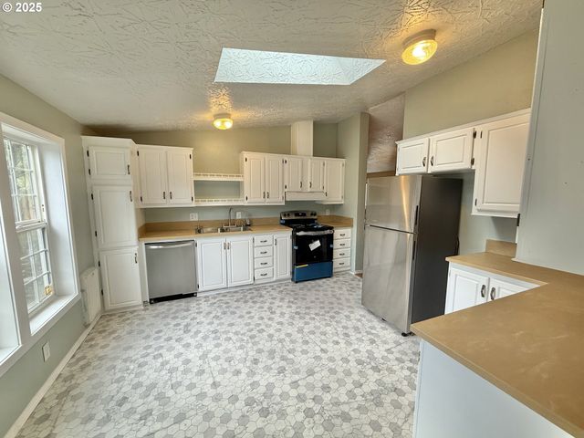 1282 E 3RD St 37, Lafayette, OR 97127