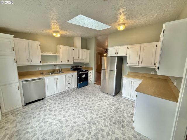 1282 E 3RD St 37, Lafayette, OR 97127