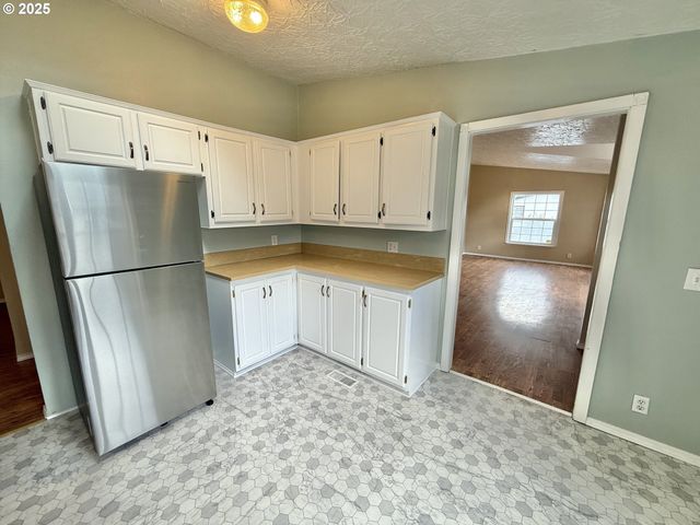 1282 E 3RD St 37, Lafayette, OR 97127