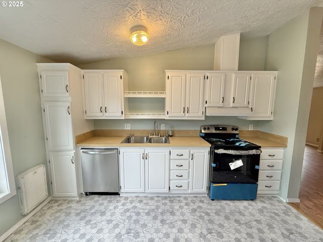 1282 E 3RD St 37, Lafayette, OR 97127