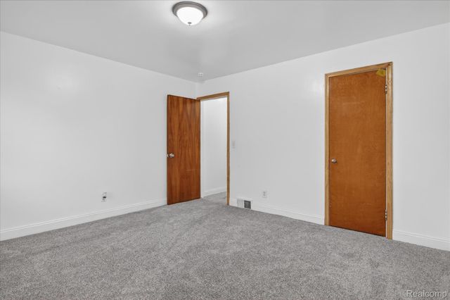 18671 Huntington Avenue, Harper Woods, MI 48225