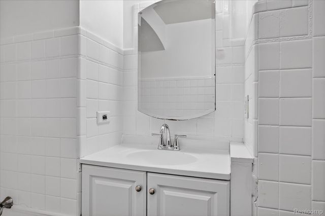 18671 Huntington Avenue, Harper Woods, MI 48225