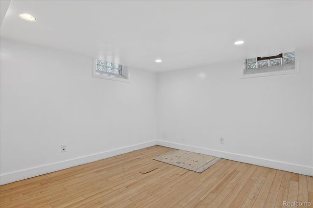 18671 Huntington Avenue, Harper Woods, MI 48225