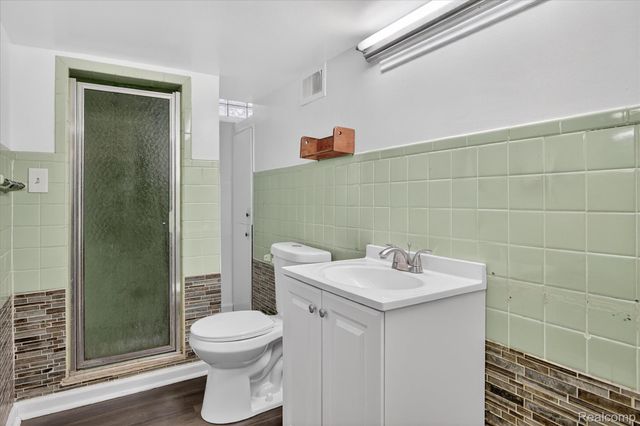 18671 Huntington Avenue, Harper Woods, MI 48225