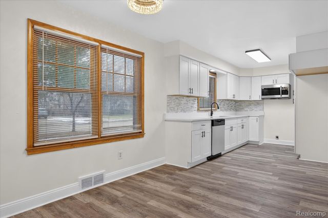 18671 Huntington Avenue, Harper Woods, MI 48225
