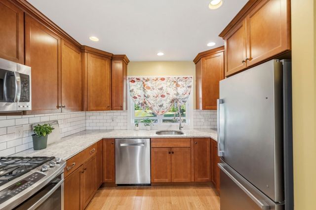 17 Walnut Court 17, Rockland, MA 02370