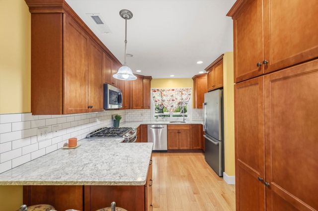 17 Walnut Court 17, Rockland, MA 02370