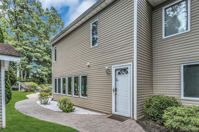 39 Kennedy Drive, Plainview, NY 11803