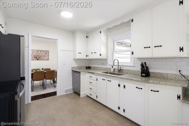 26642 York Road, Huntington Woods, MI 48070