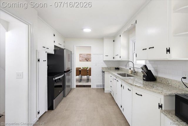 26642 York Road, Huntington Woods, MI 48070