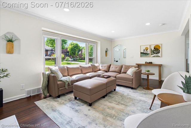 26642 York Road, Huntington Woods, MI 48070