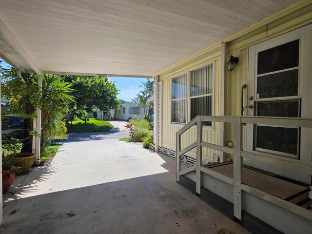 6125 N Guava Lane, Atlantis, FL 33462
