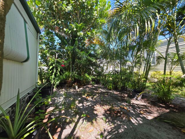 6125 N Guava Lane, Atlantis, FL 33462