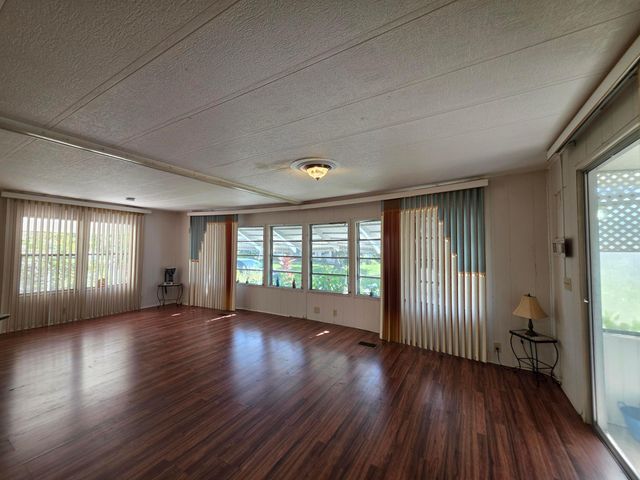 6125 N Guava Lane, Atlantis, FL 33462