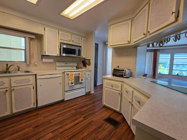 6125 N Guava Lane, Atlantis, FL 33462