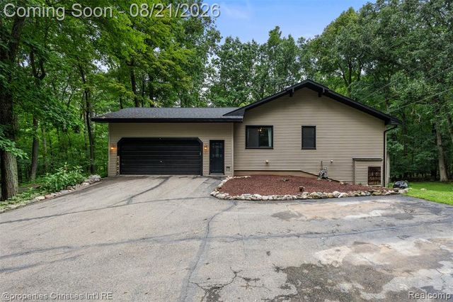 1625 Perry Lake Road, Ortonville, MI 48462